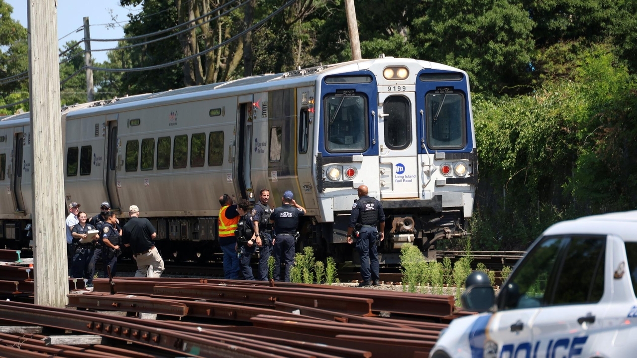 Source image for "LIRR train strikes, kills pedestrian in Central Islip"