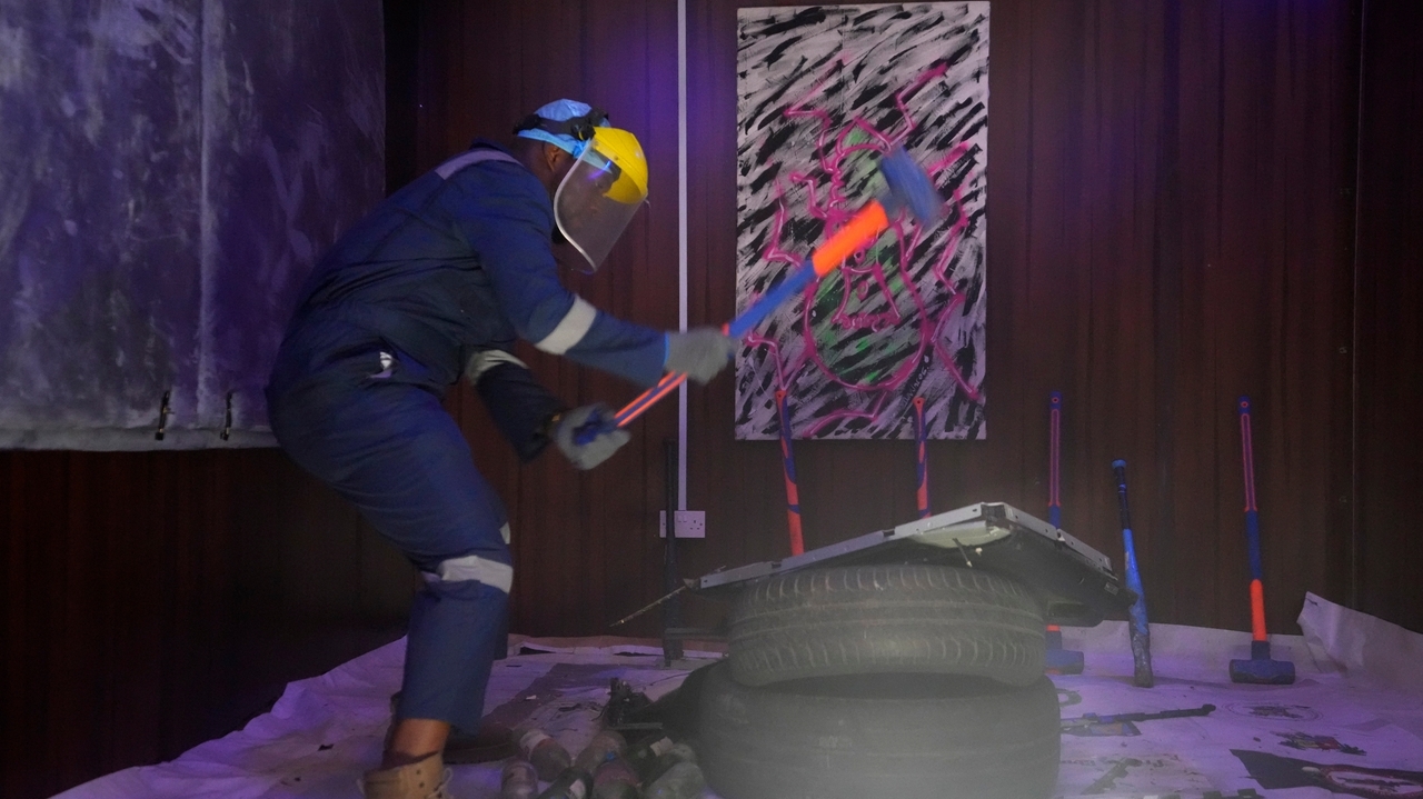 你是如何应对压力的？在尼日利亚，在“愤怒房间”里挥舞大锤会有所帮助