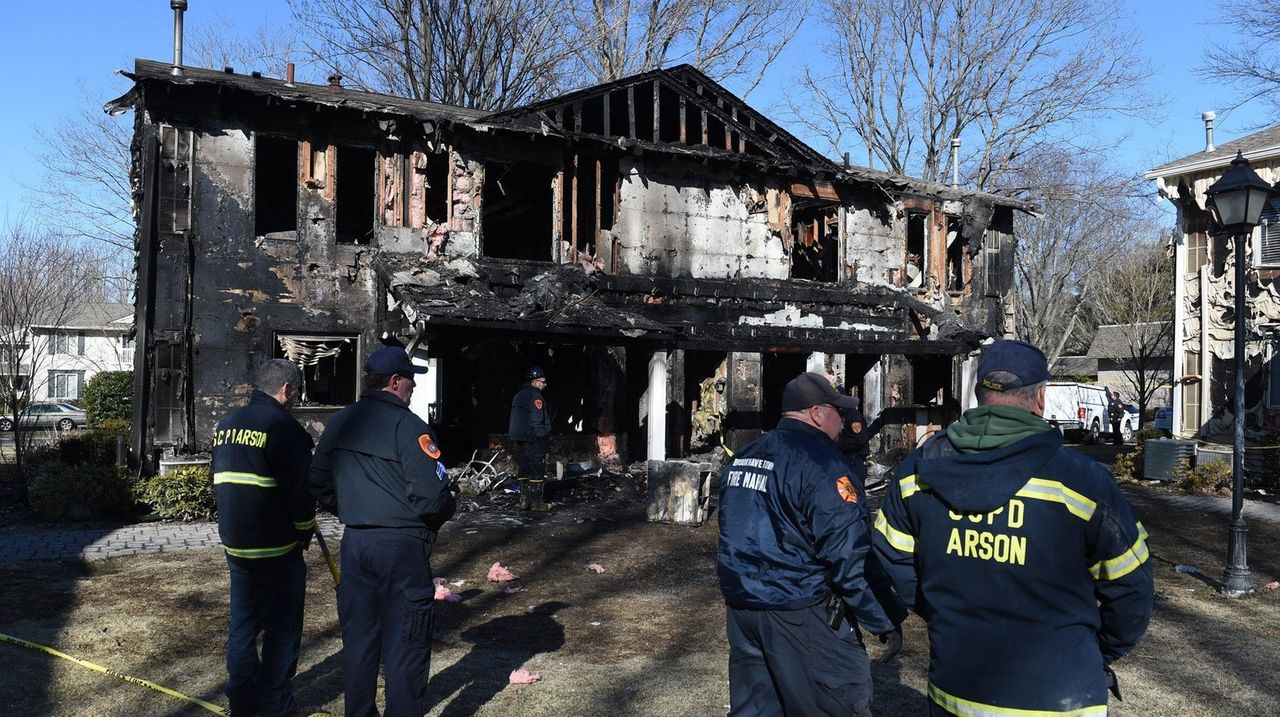 Woman dies in fire at apartment building in Coram complex, police say