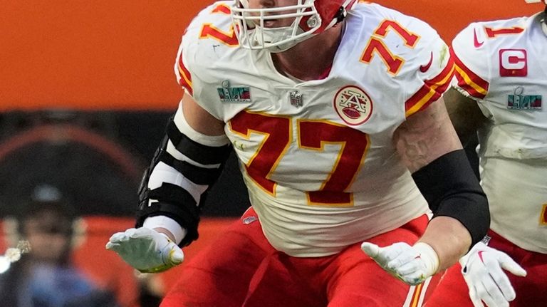 Kansas City Chiefs guard Andrew Wylie (77) lines up for the play