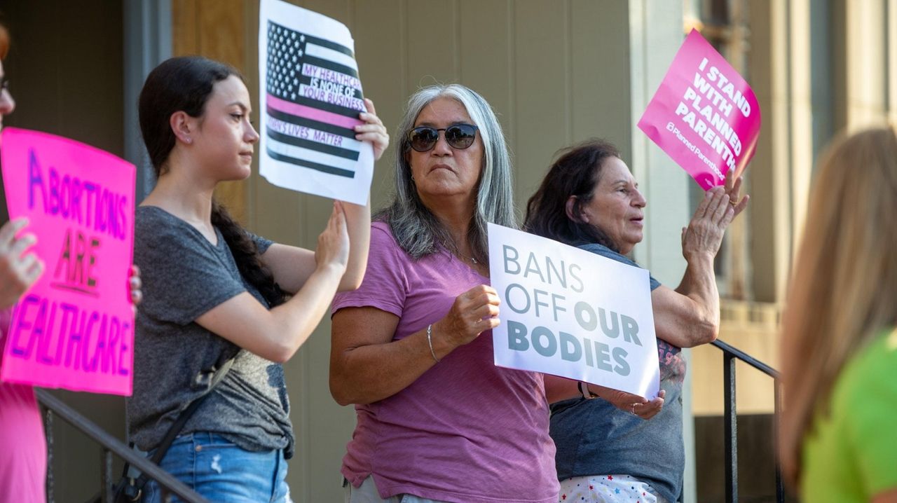 Mineola rally in support of Planned Parenthood in Hempstead Newsday