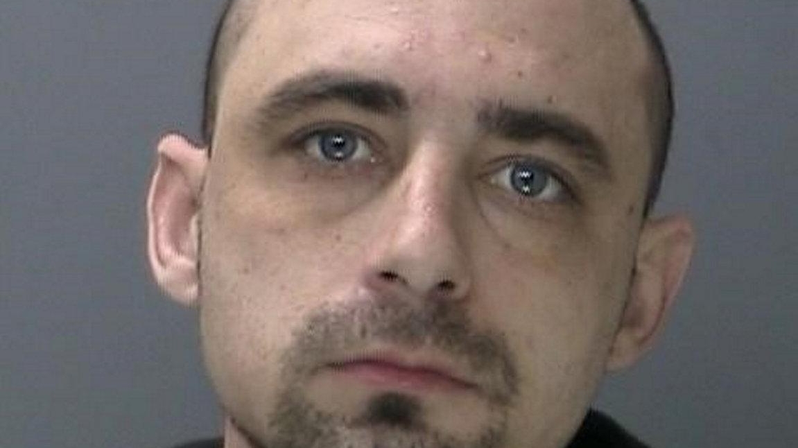Man arrested in knifepoint robbery of 7-Eleven, cops say - Newsday