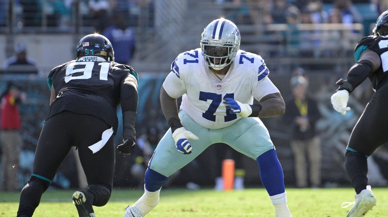 Chicago Bears offensive tackle Jason Peters (71) watches against