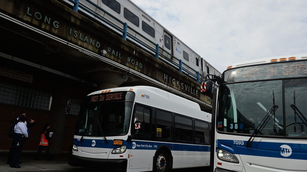 lirr-weekend-service-disruption-delays-commuters-rangers-fans-en-route