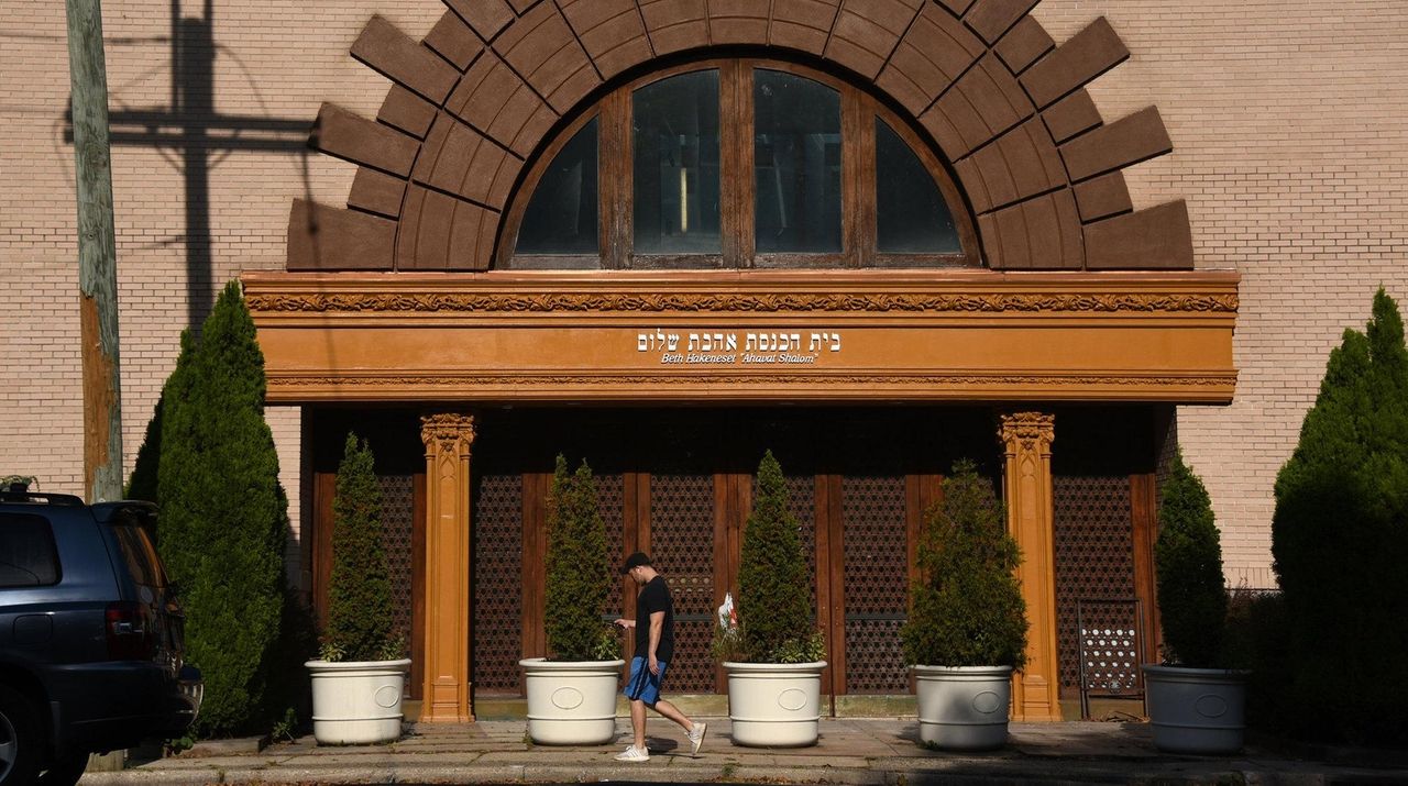 Long Island synagogues boost security for holidays after antiSemitic