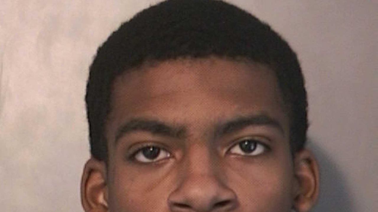 Man arrested after choking woman, police say - Newsday