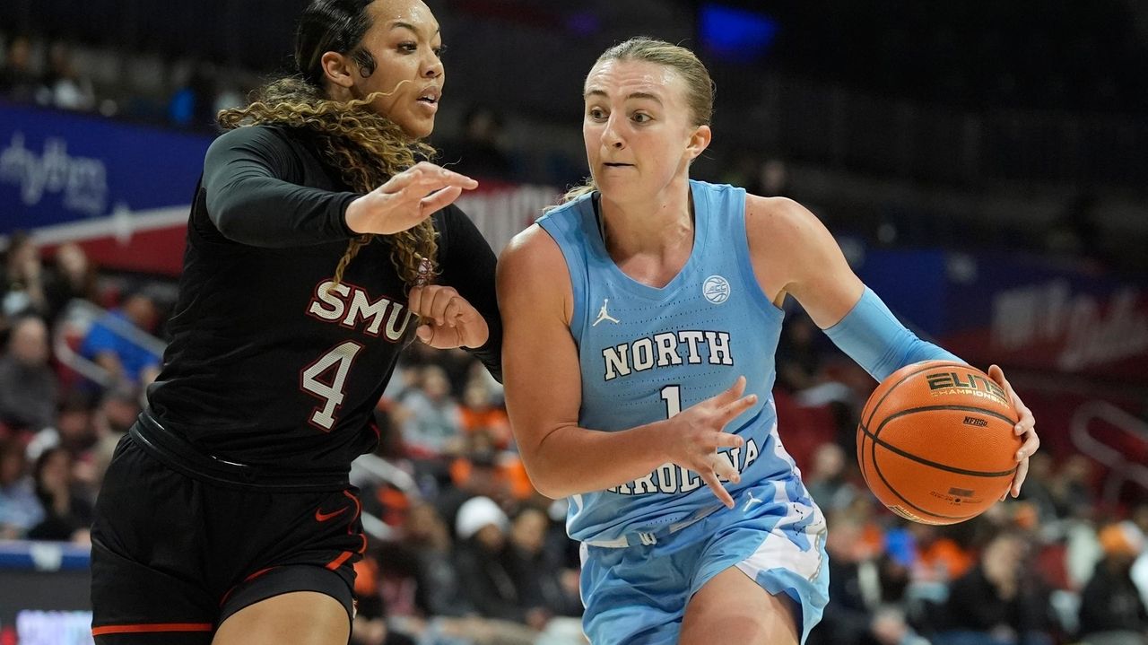 Lexi Donarski, Alyssa Ustby lead No. 14 North Carolina women to 64-33 romp over SMU