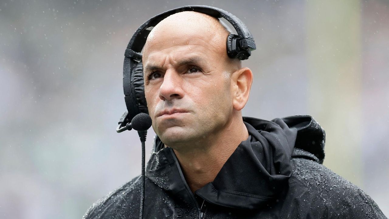 Jets coach Robert Saleh blames the press for controversies about team relations, Aaron Rodgers' cadence