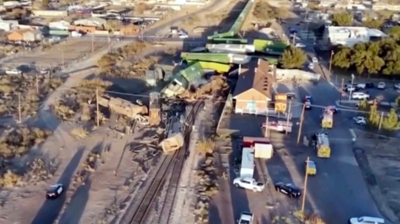 2 killed, 3 injured when freight train derails in small West Texas city ...