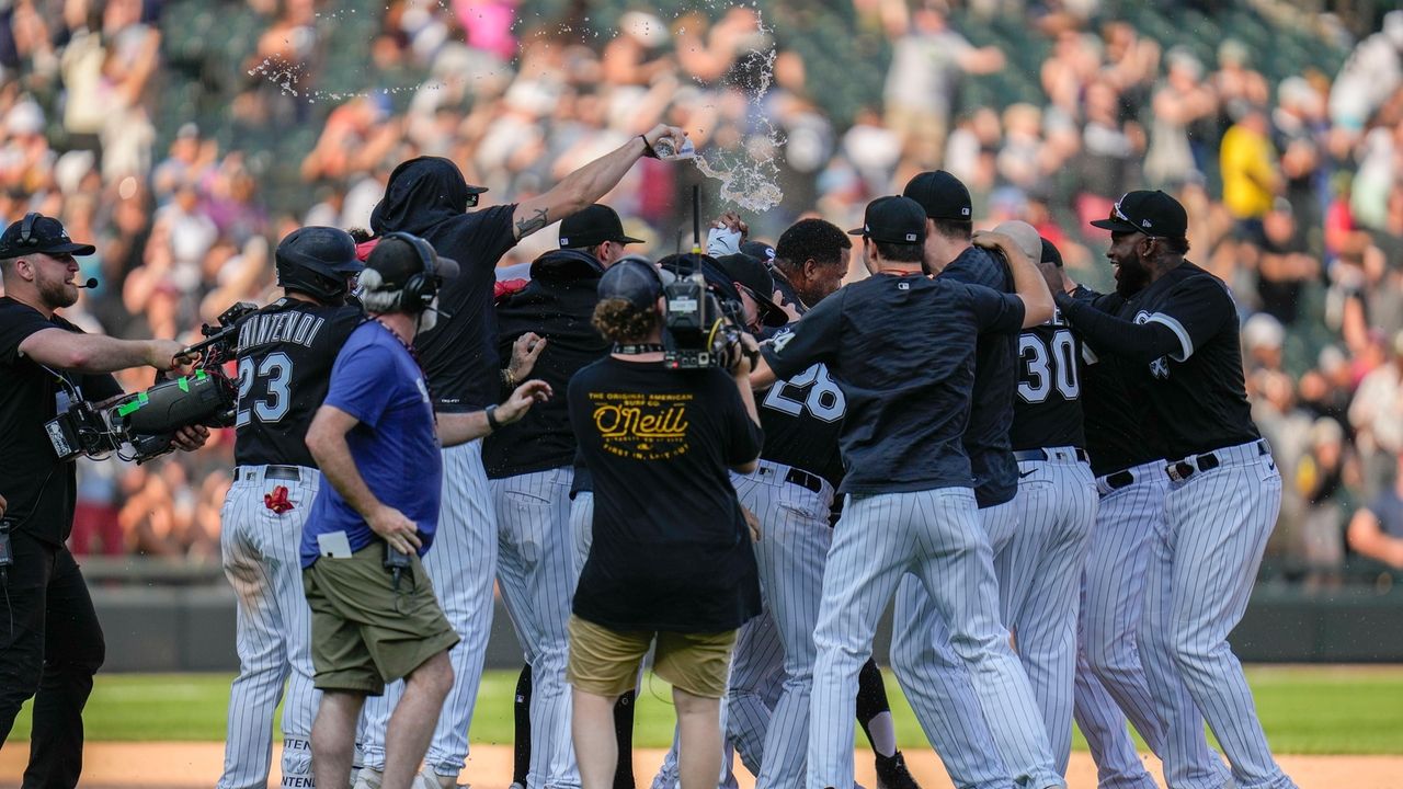 White Sox' Elvis Andrus hits leadoff blast for 100th career home