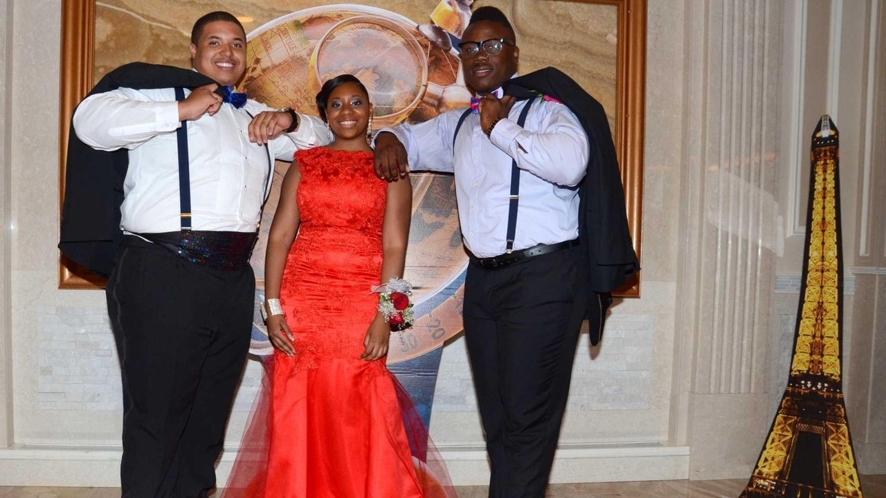 Roosevelt senior heads to prom after 'Princess Diaries' makeover - Newsday