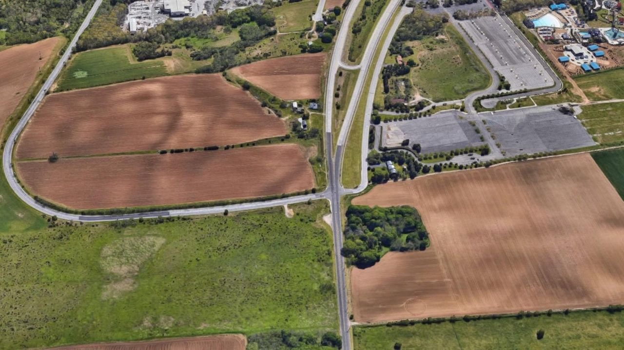 Developer makes pitch for Calverton Manor housing development for