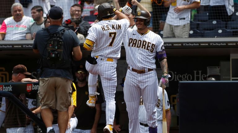 Padres go up big, hold on against Diamondbacks to win series opener, National Sports