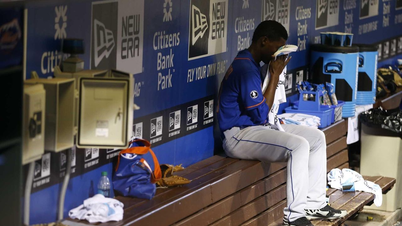 Outfield error costs Mets in 14inning loss to Phillies Newsday