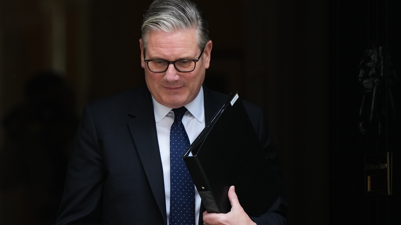 Starmer Admits Mandelson Error, Faces Resignation Calls