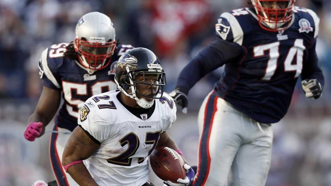 Baltimore Ravens' Ray Lewis, left, and Ray Rice talk during a team