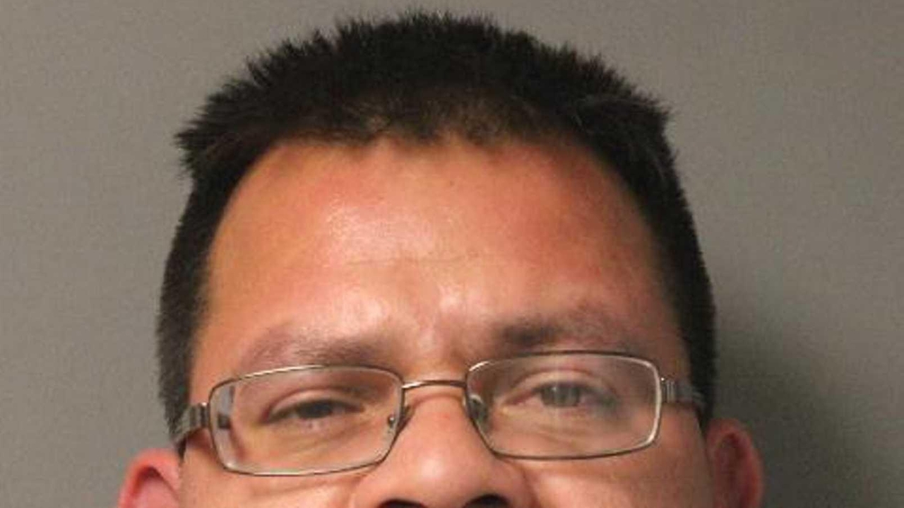 Cops: Bay Shore man was DWI with 2 children in car - Newsday