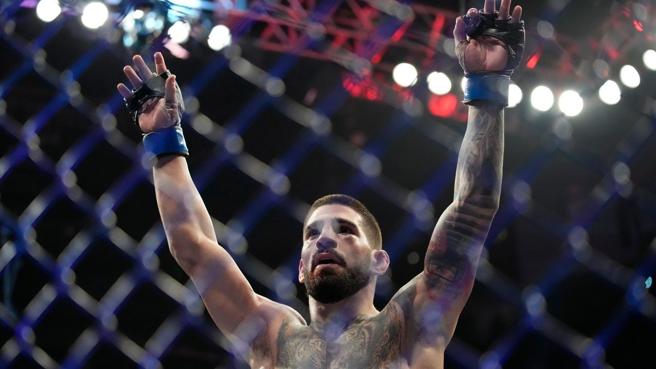 Topuria makes first featherweight title defense against Holloway at UFC