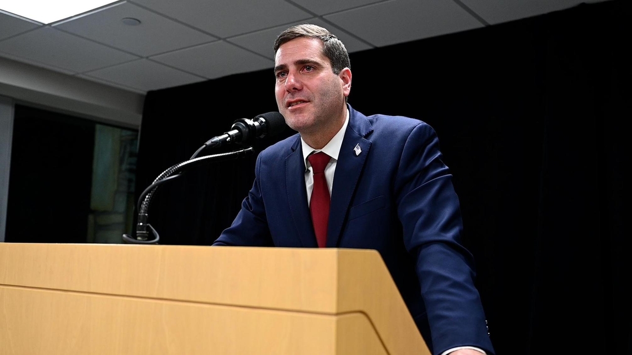 Sini: 'This is a red wave. There's no way of coming back.' - Newsday