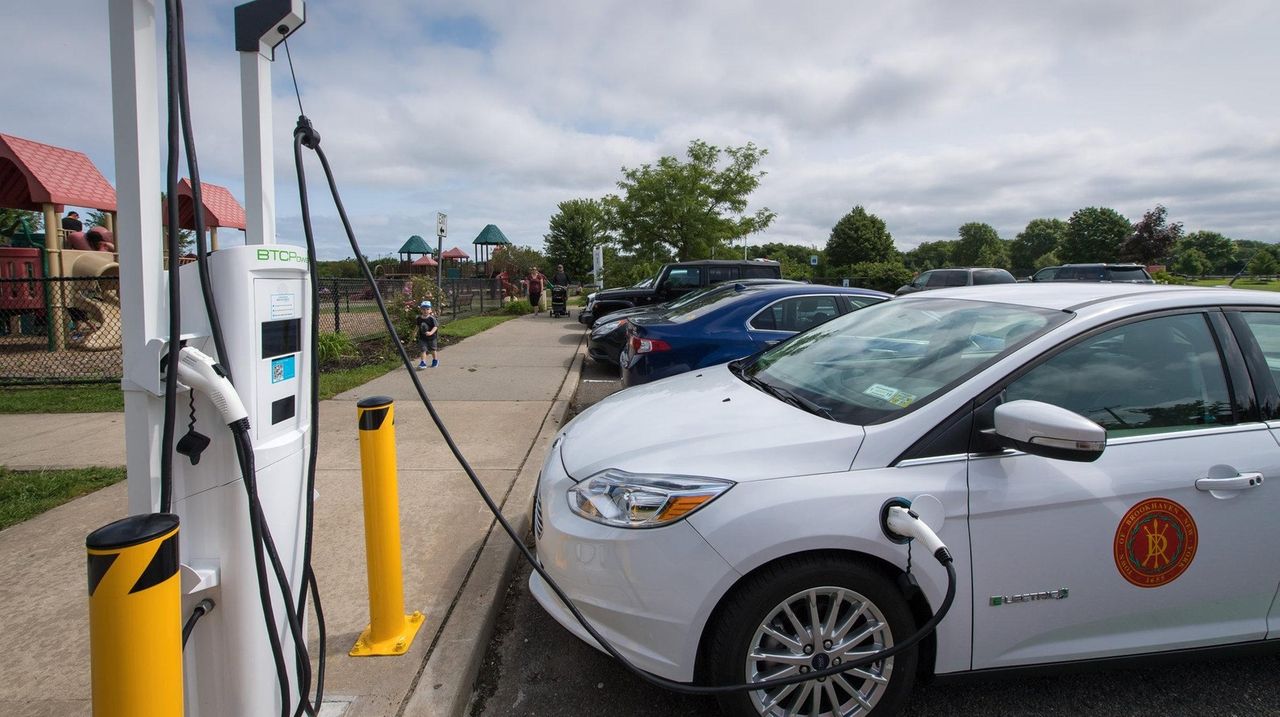 Mount Sinai park gets electric car charging stations as part of town