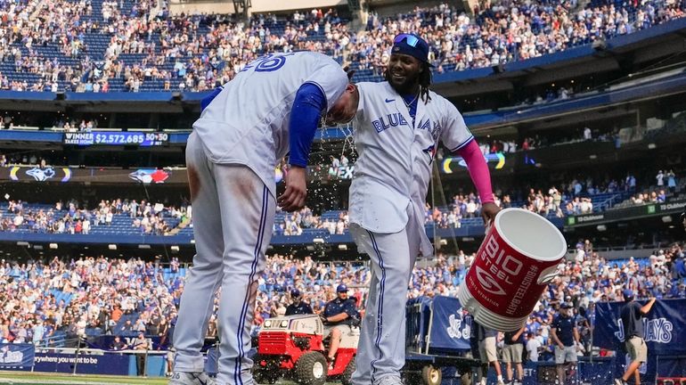 Toronto Blue Jays slugger Vladimir Guerrero Jr. day-to-day with right knee  inflammation - Newsday