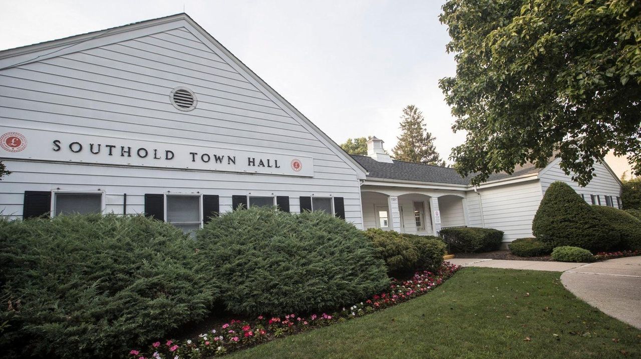 Winery tours prompt Southold to revisit code on helicopters Newsday