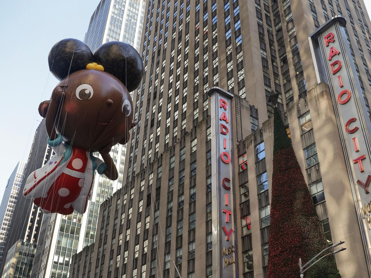 Macy's Thanksgiving Day Parade kicks off holiday season with high