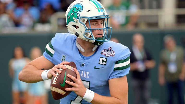 Tulane quarterback Michael Pratt drops back to throw against Central...