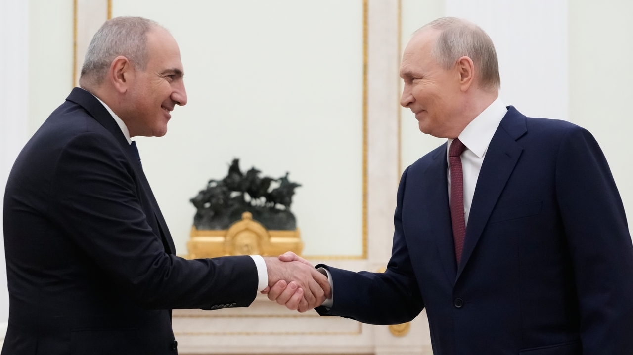 Putin warns Armenia it can't be both a member of EU and Russia-led economic bloc