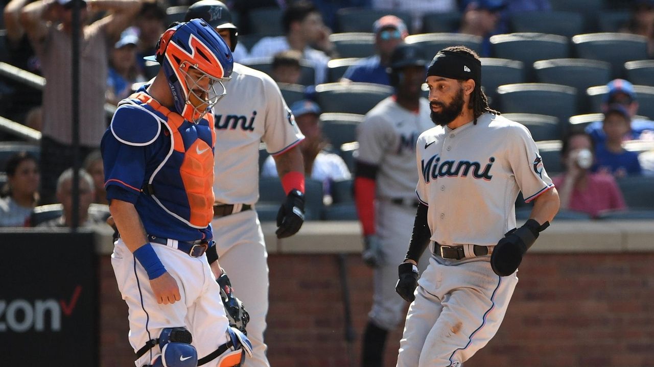 Eduardo Escobar, Mets walk off Marlins to take NL East lead