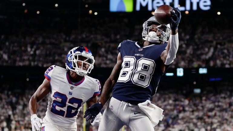 Dallas Cowboys wide receiver CeeDee Lamb makes a catch in...