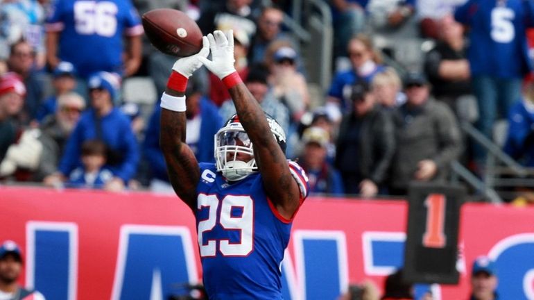 Giants safety Xavier McKinney blocks the pass by Commanders quarterback Sam...