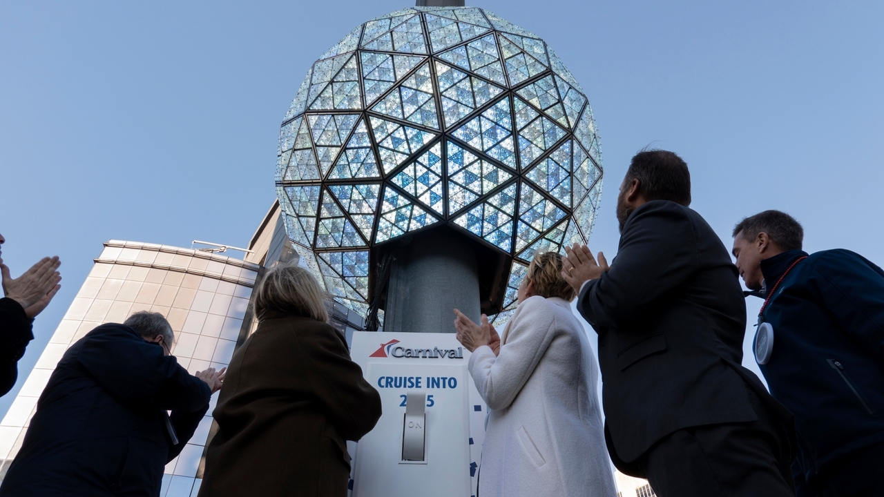 Times Square ball takes final test for New Year's Eve - Newsday