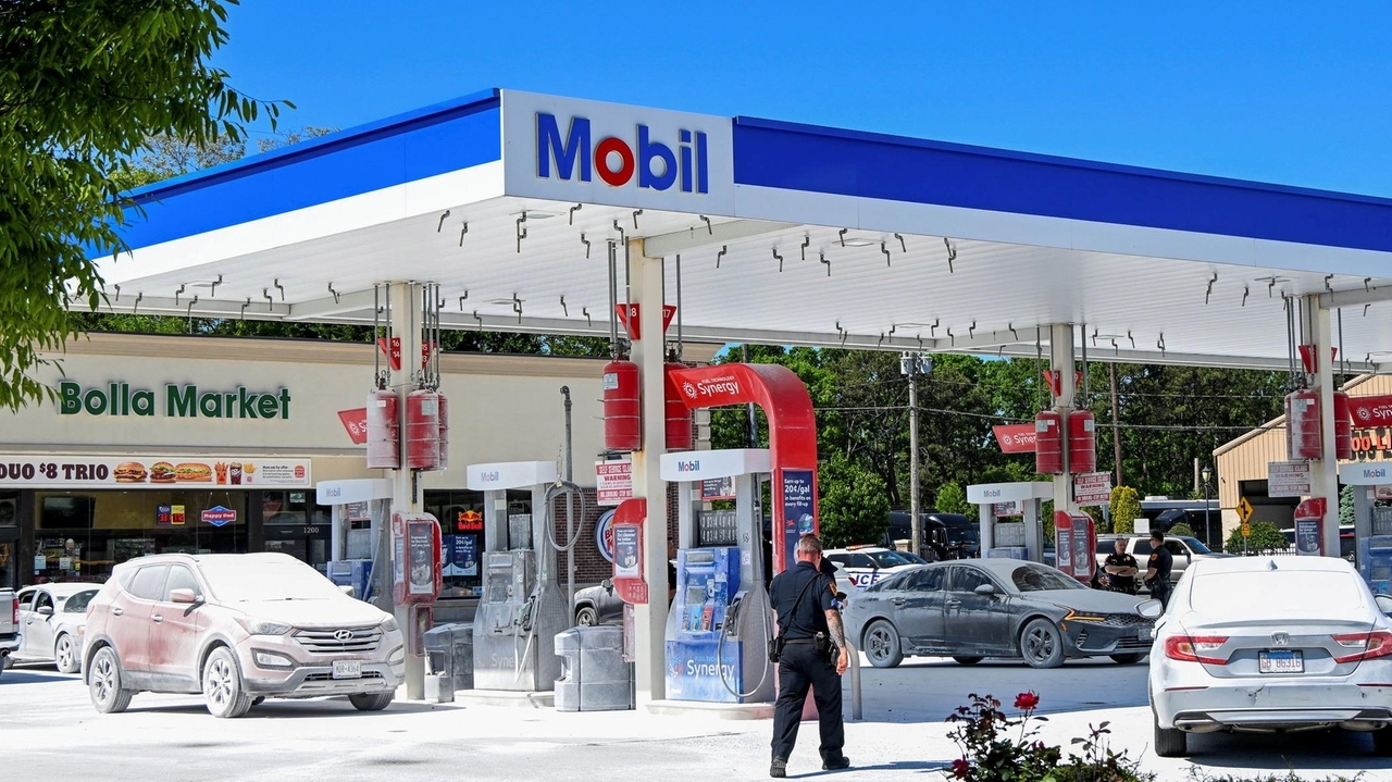 Source image for "LI gas station accidentally showers customers, employees with fire suppressant"