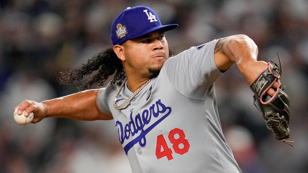 Dodgers sign reliever Brusdar Graterol to $2.8 million deal after