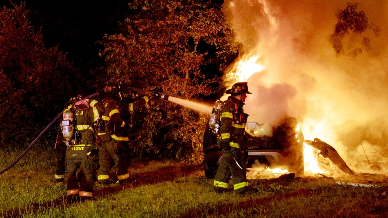 Driver and passenger killed in Southern State Parkway crash, police say ...