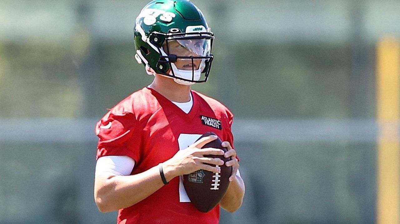 Why hasn't Jets QB Zach Wilson signed his rookie contract yet?