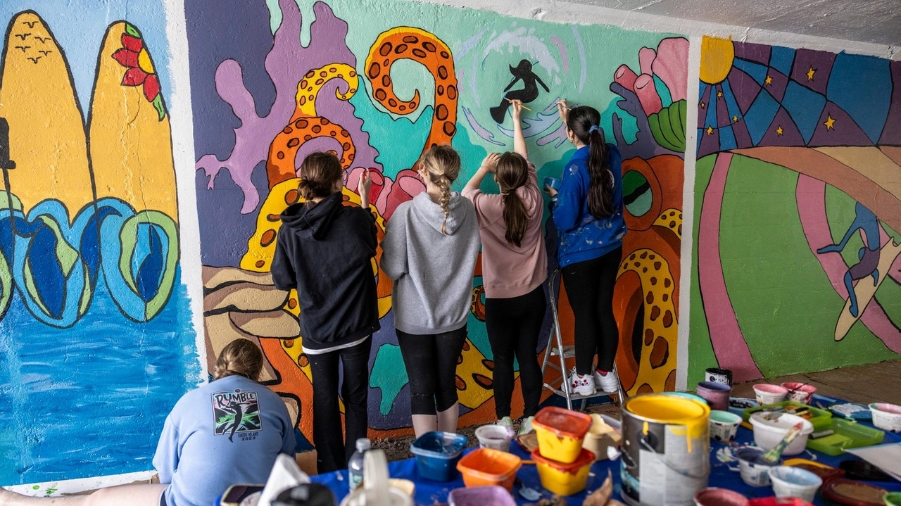 Babylon students give local surfing spot a new splash of color - Vimarsana News