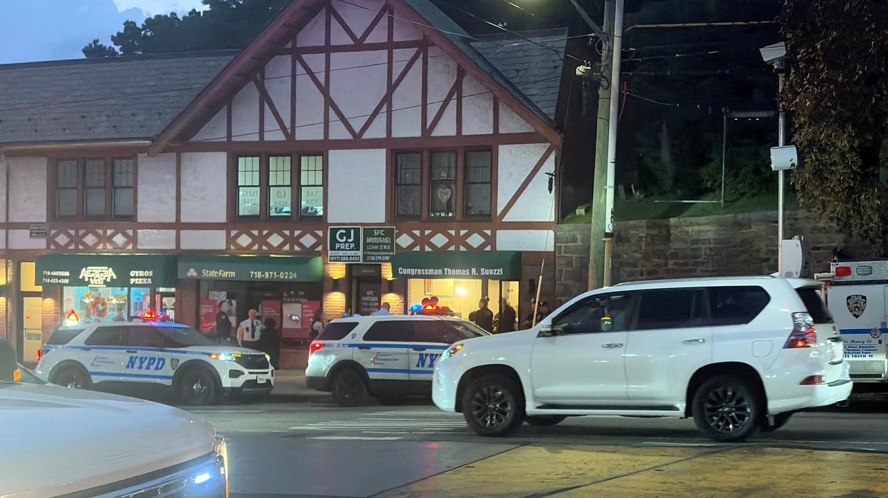 Suspicious substance found in envelope at Rep. Tom Suozzi's Queens office
