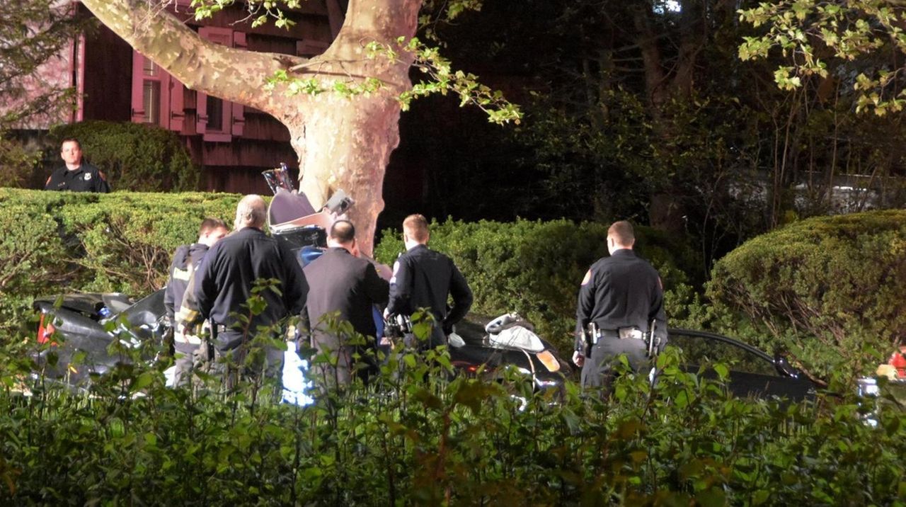 Hewlett crash kills driver, injures 3 after car hits tree, cops say