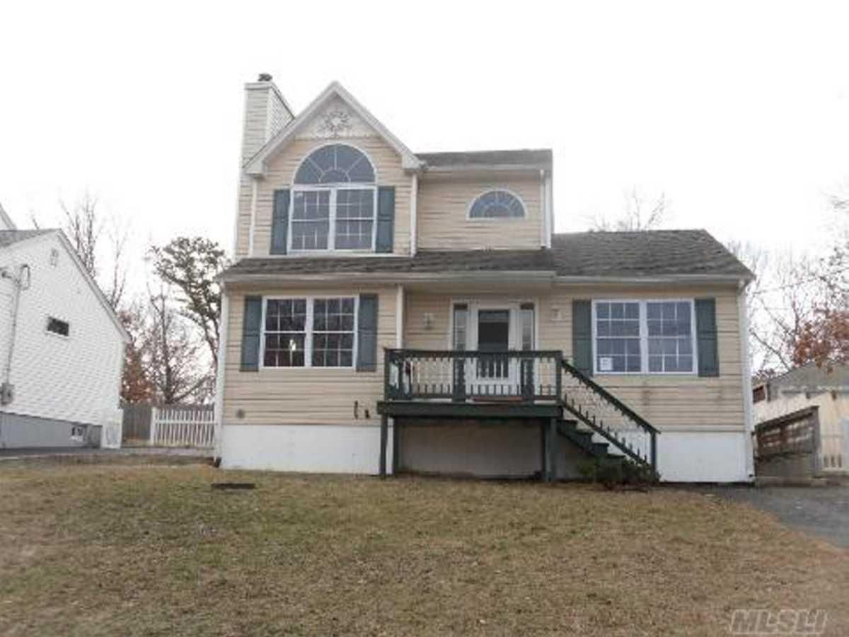Foreclosure of the Day Mastic Newsday