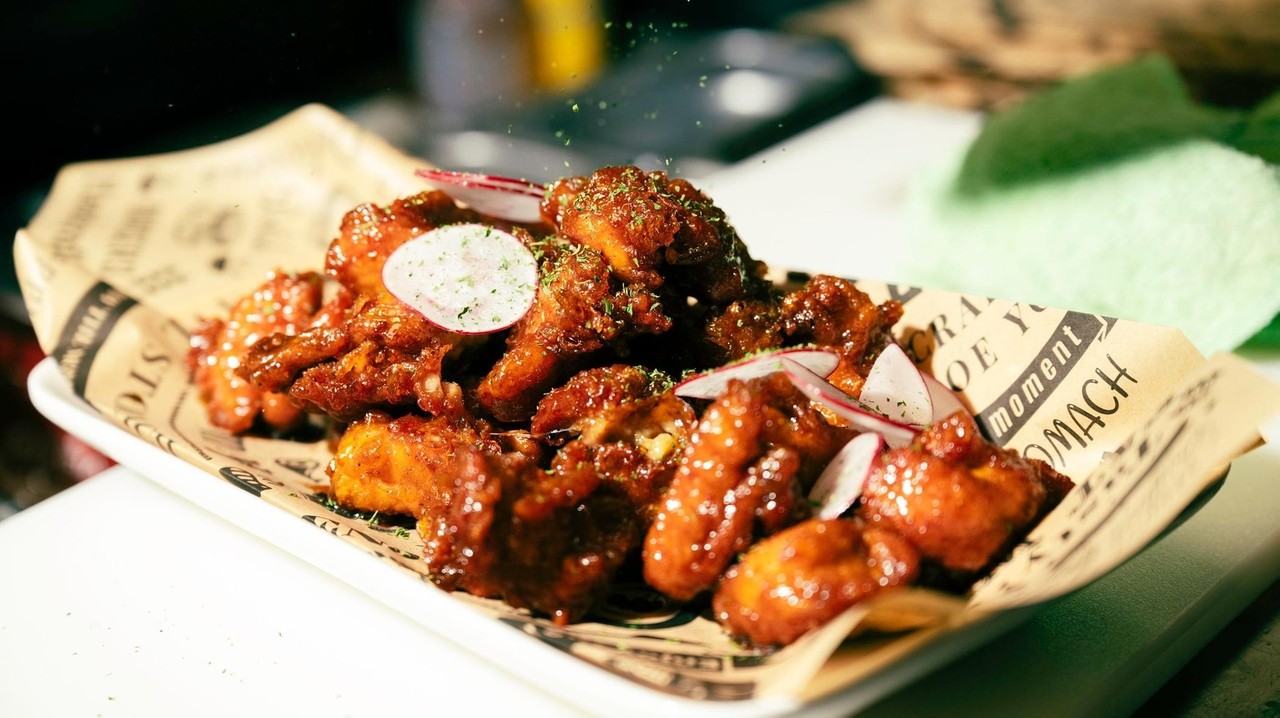 Fly Chick to the Moon und Lim's Kitchen schließen in Port Washington