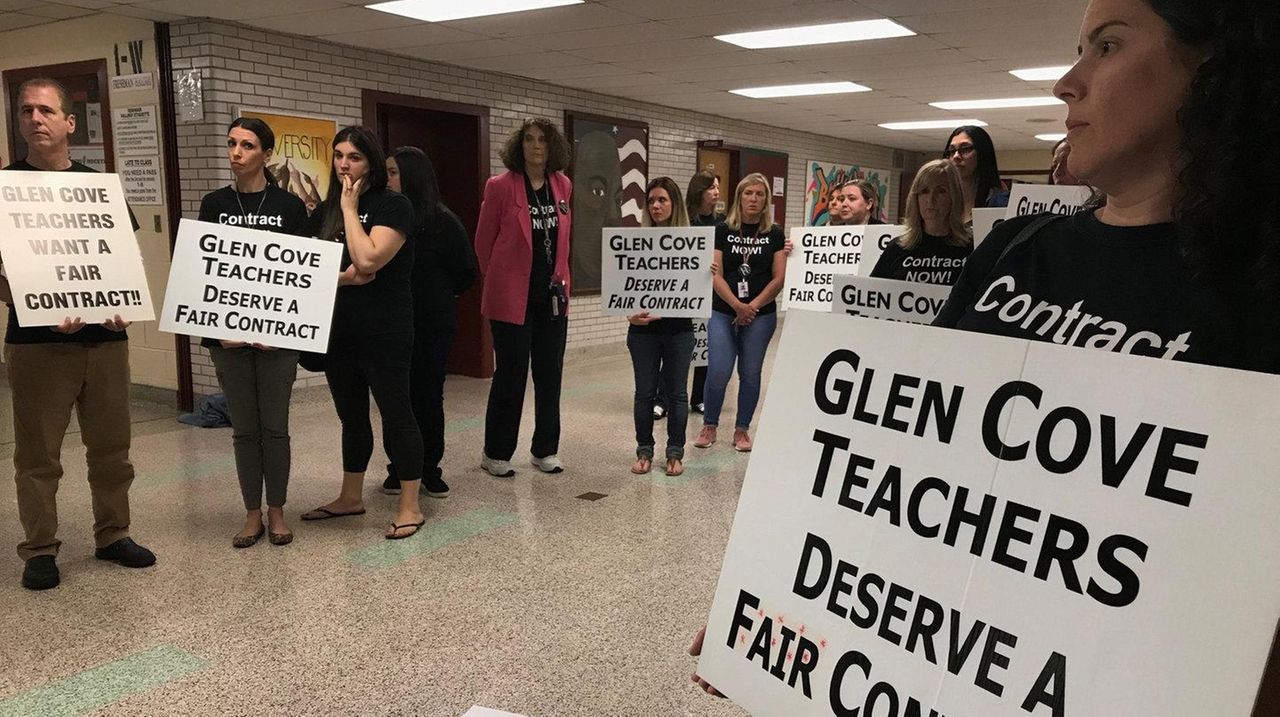 Glen Cove teachers call for new contract Newsday