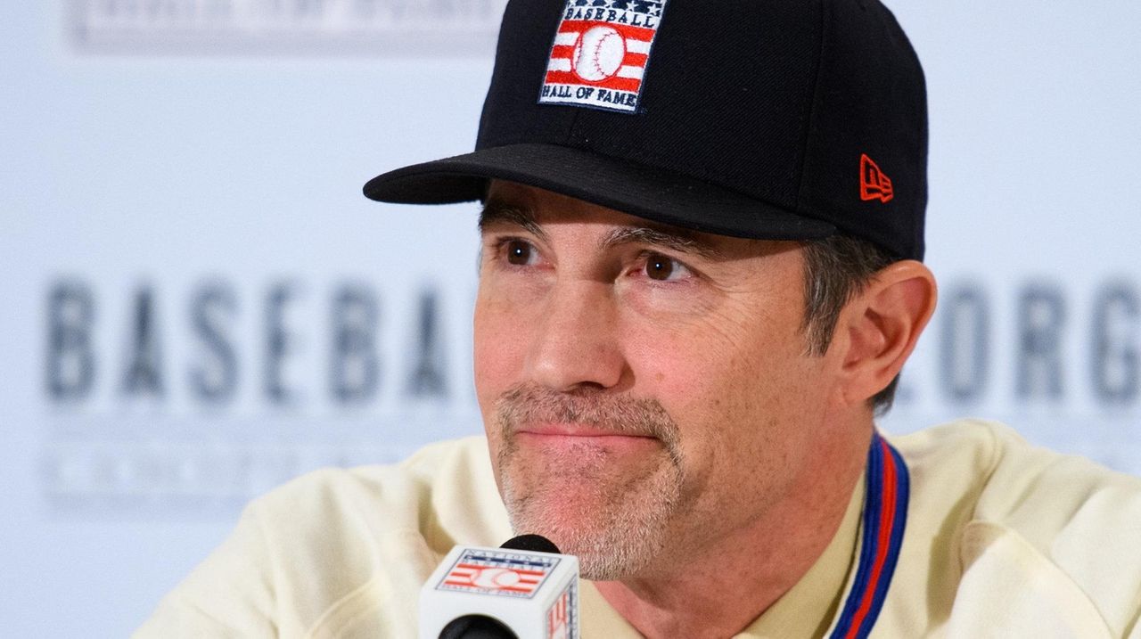 Which logo for Mike Mussina's HOF plaque?