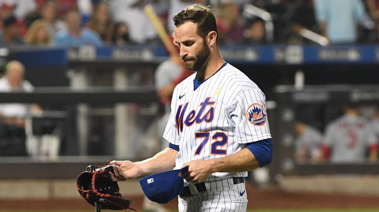 Pete Alonso tackled by coach during wild brawl at Mets-Cardinals