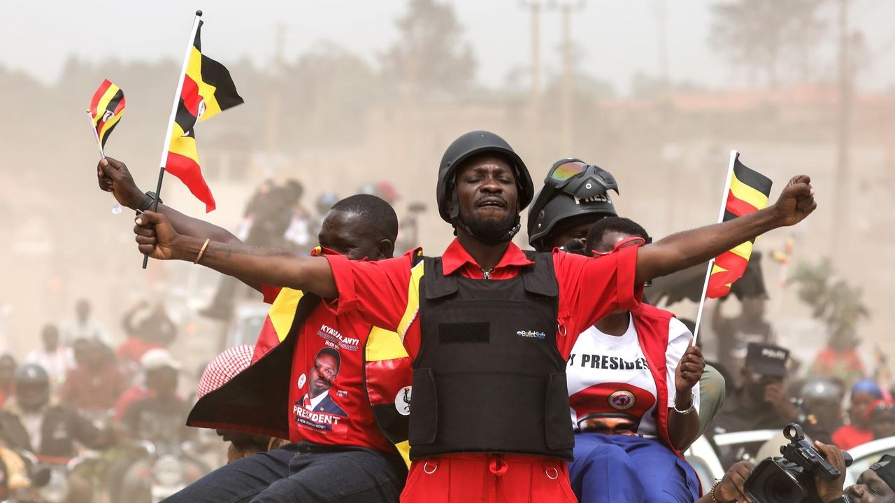 Ugandan opposition leader campaigns in flak jacket