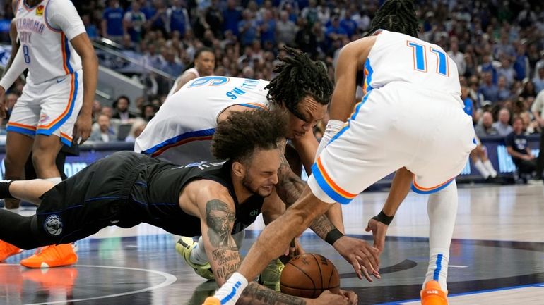 Dallas Mavericks center Dereck Lively II, left, Oklahoma City Thunder's...