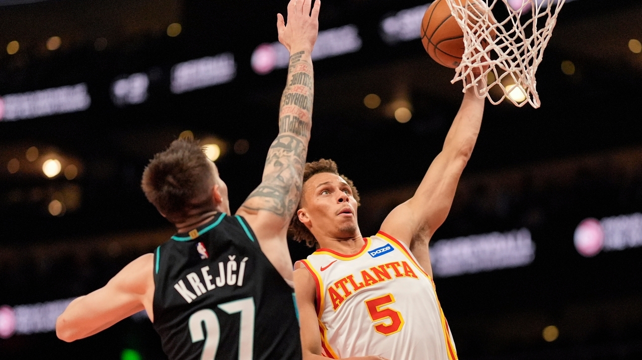 Hawks score 44 points in the 1st quarter and rout the Trail Blazers 135 ...