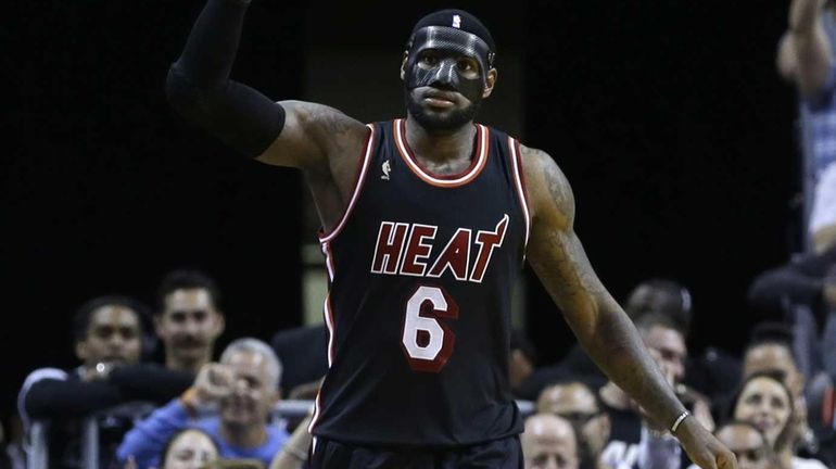 du er Rig mand I virkeligheden LeBron James dazzles with 31 points in black mask - Newsday