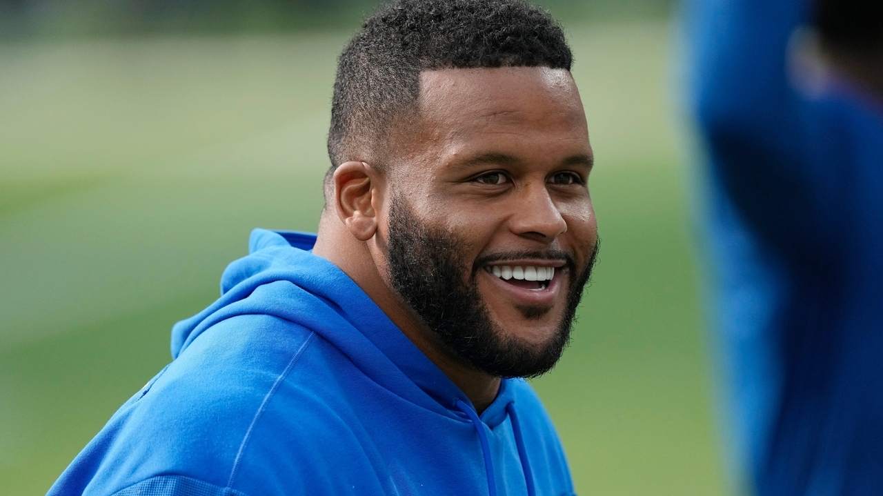 Aaron Donald ends his 2 1/2-year retirement and returns to the Los ...